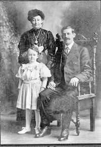 Cassie May Bonnell Cross, husband Eugene and daughter Helen May, picture taken 1908