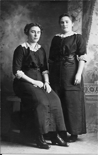 Rachel Mariah Hendrick
1898-1992
with sister Hattie