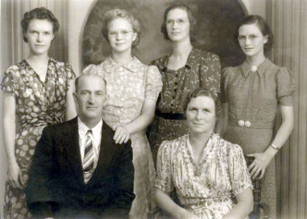 Effie Belle Brown Hendrick
husb Theodore C Hendrick
and Family 1895-1968