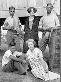 Hettie Daughtery Hotchkin McIntire with children Carl, Helen, Blair and Forrest